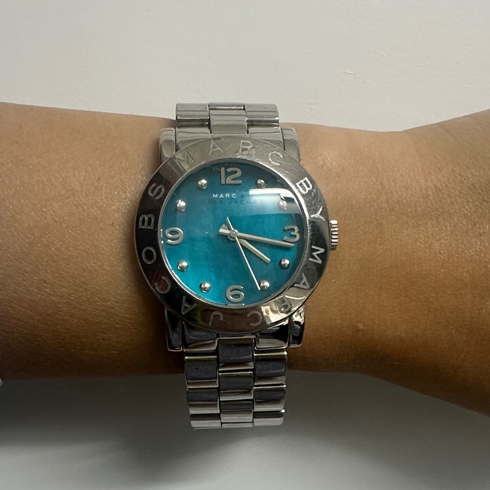 Marc Jacobs Amy Silver Timepiece with Vibrant Teal Face - Picture 5 of 6